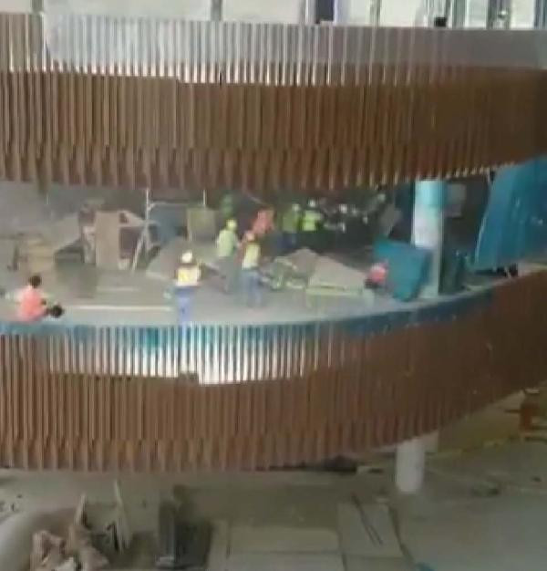 Atatürk Kültür Merkezi inşaatının asma tavanı böyle çöktü - Resim : 1