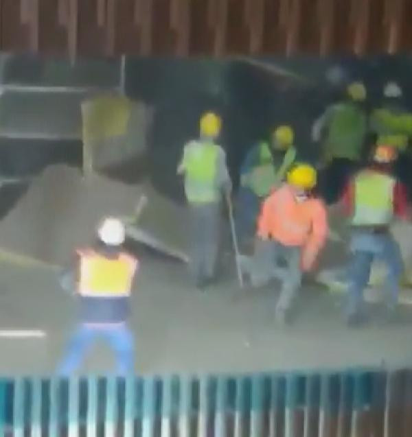 Atatürk Kültür Merkezi inşaatının asma tavanı böyle çöktü - Resim : 2