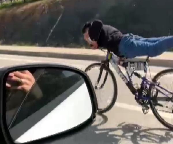 Bisiklet üstünde tehlikeli yolculuk - Resim : 4