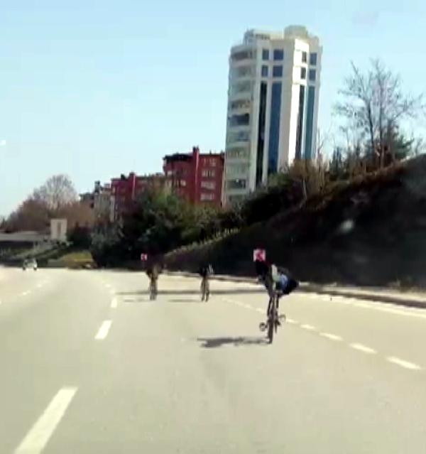 Bisiklet üstünde tehlikeli yolculuk - Resim : 6