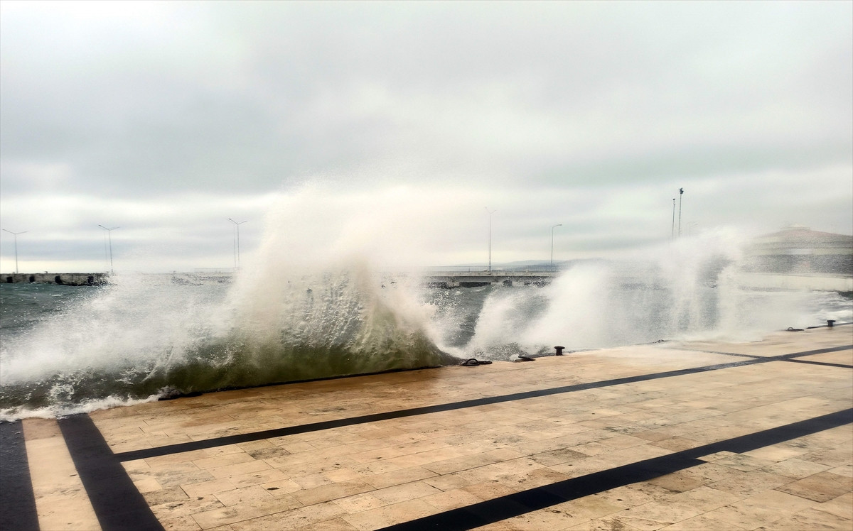 Sinop'ta dev dalgalar kıyıya vurdu - Resim : 2