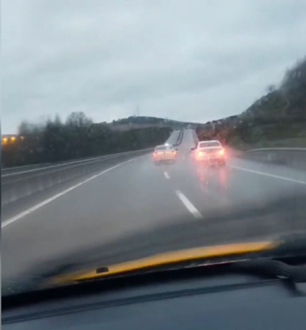 Şile'de bomboş yolu paylaşamadılar araçları çarpıştırdılar. Allah akıl fikir versin - Resim : 2