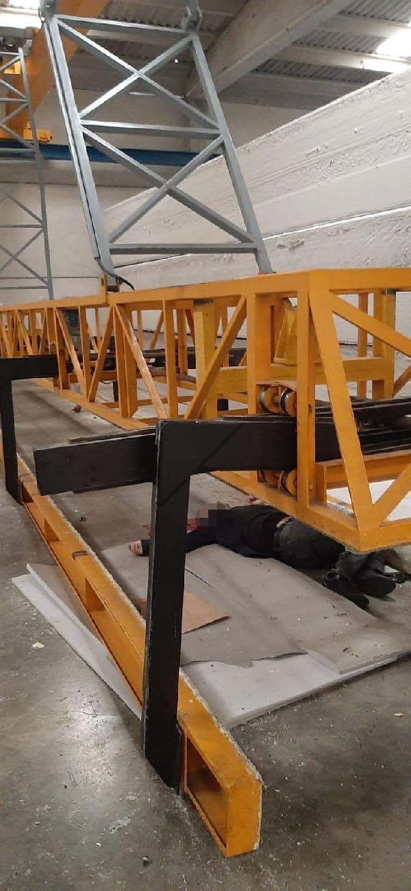 Halatı kopan vinç kolunun altında kaldı - Resim : 1