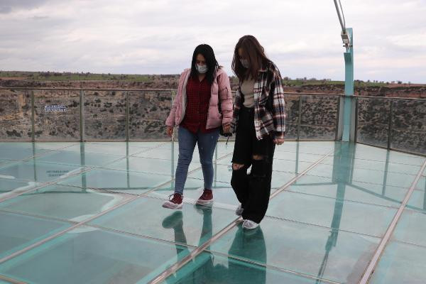 Yürümek cesaret istiyor seyredenlerin içi çekiliyor - Resim : 5