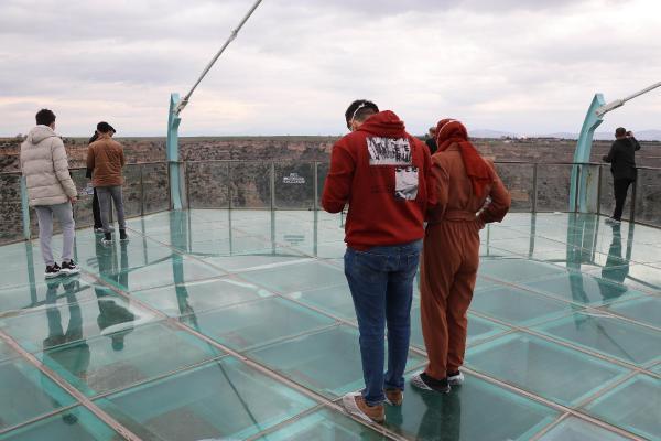 Yürümek cesaret istiyor seyredenlerin içi çekiliyor - Resim : 10