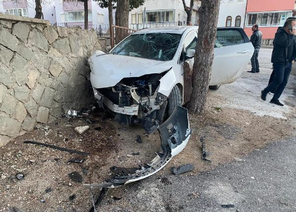 Kontrolden çıkan otomobil cami duvarına çarptı - Resim : 1