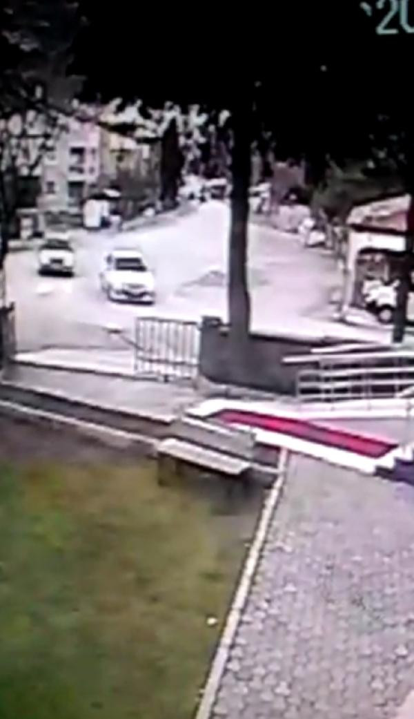 Kontrolden çıkan otomobil cami duvarına çarptı - Resim : 2