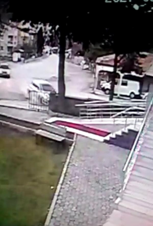 Kontrolden çıkan otomobil cami duvarına çarptı - Resim : 3