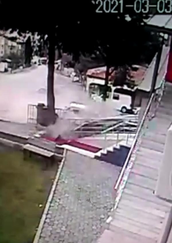 Kontrolden çıkan otomobil cami duvarına çarptı - Resim : 4