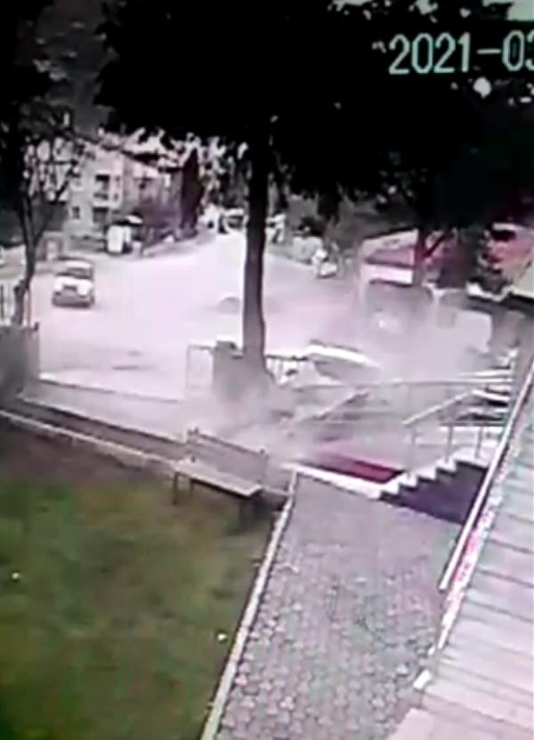 Kontrolden çıkan otomobil cami duvarına çarptı - Resim : 5