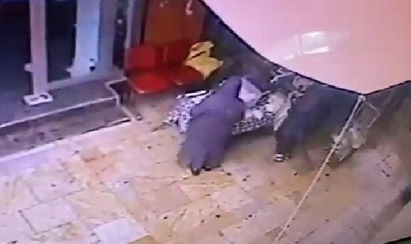 İki kadın pazardan tereyağı çaldı - Resim : 1