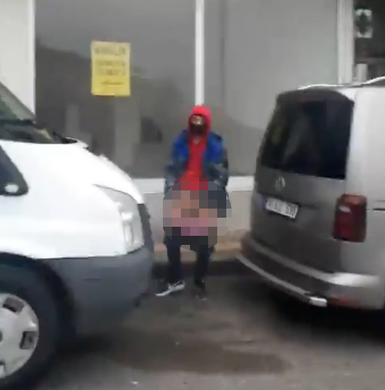Sokak ortasında dehşeti yaşadı. Peşine düştüğü genç kıza cinsel organını gösterdi - Resim : 1