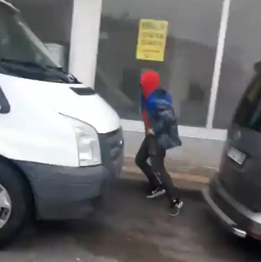 Sokak ortasında dehşeti yaşadı. Peşine düştüğü genç kıza cinsel organını gösterdi - Resim : 2