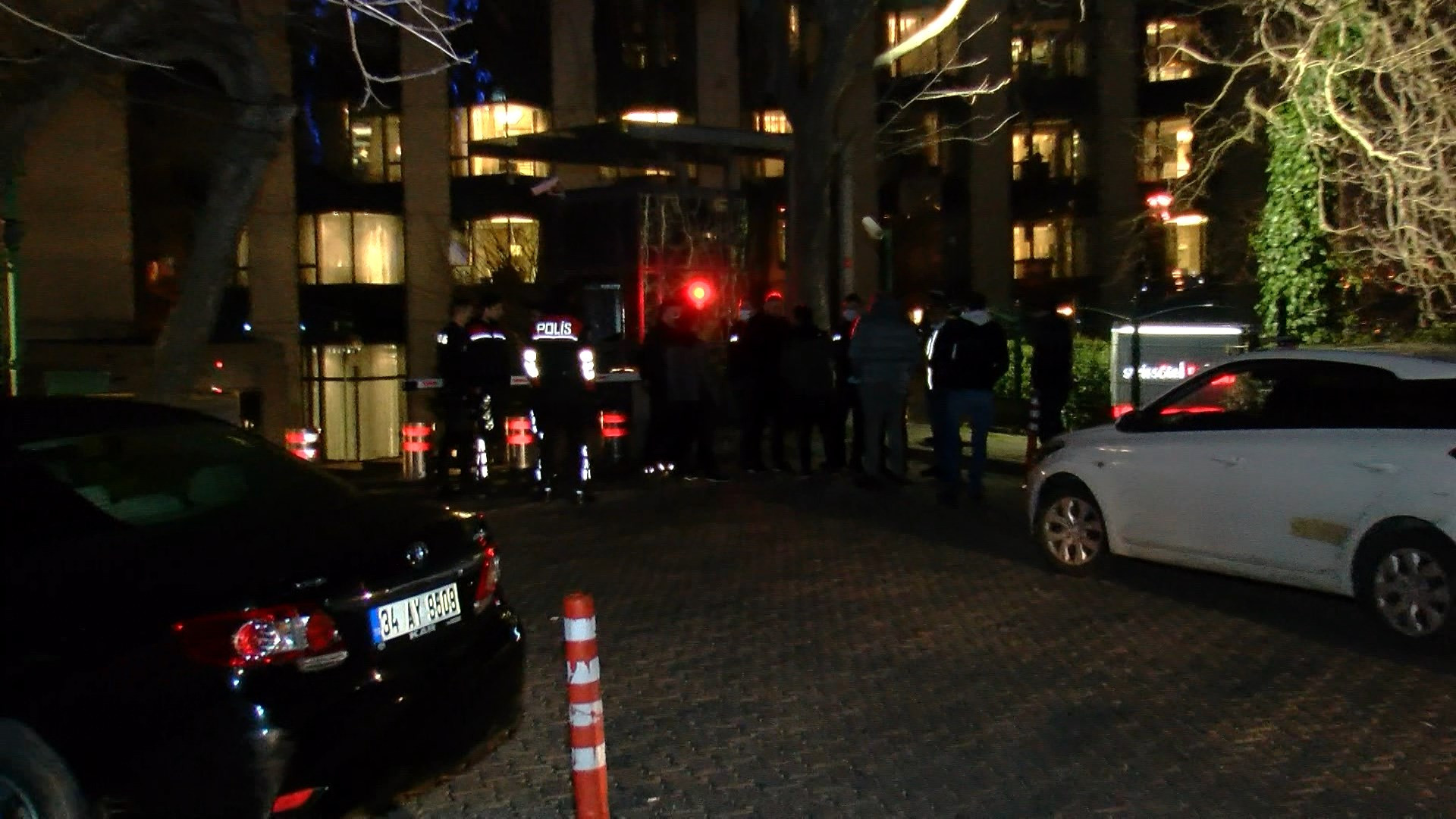 İş insanı lüks otelde intihara teşebbüs etti. Hayati tehlikesi sürüyor - Resim : 8