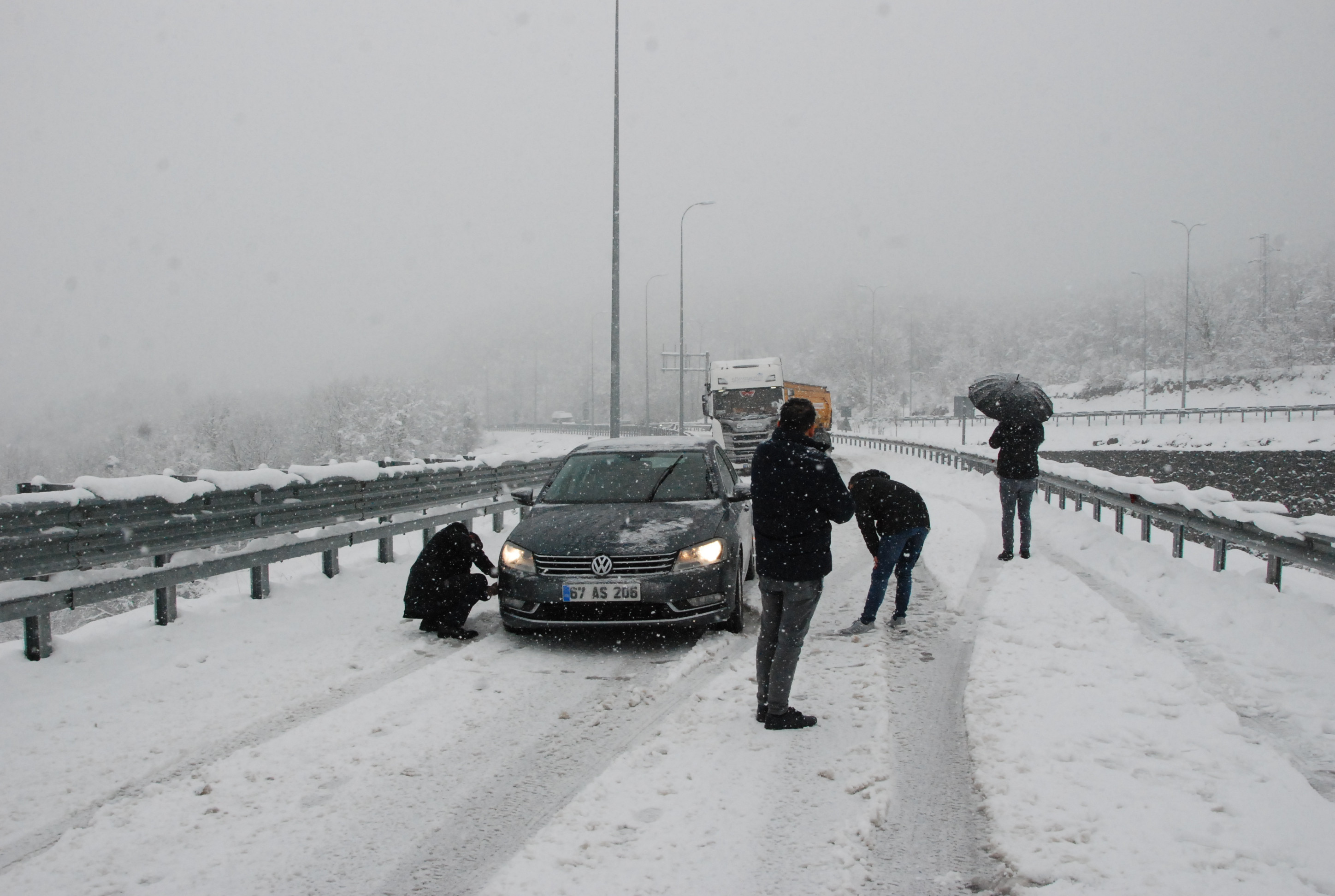 Bartın'da kar köy yollarını kapattı - Resim : 1