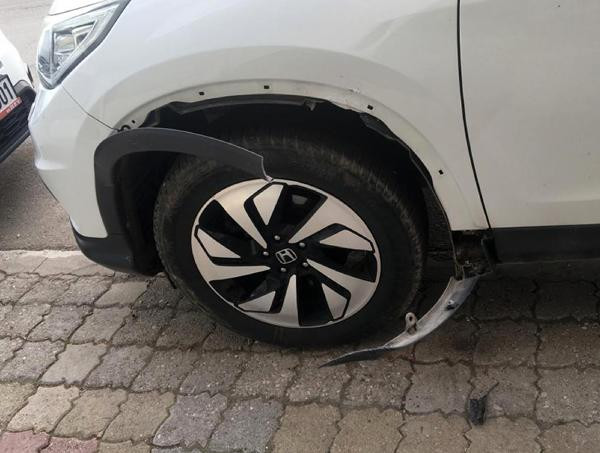 Aracın çamurluğunda 500 diş darbesi - Resim : 1