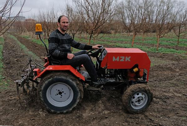 Hurda parçalarla garajında mini traktör yaptı - Resim : 3