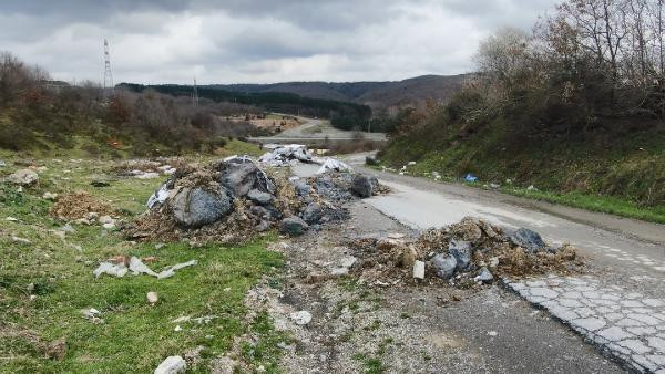 Gece yarısı gelip döküyorlar. Yanından geçen hayvanların gözleri yaşarıyor - Resim : 1