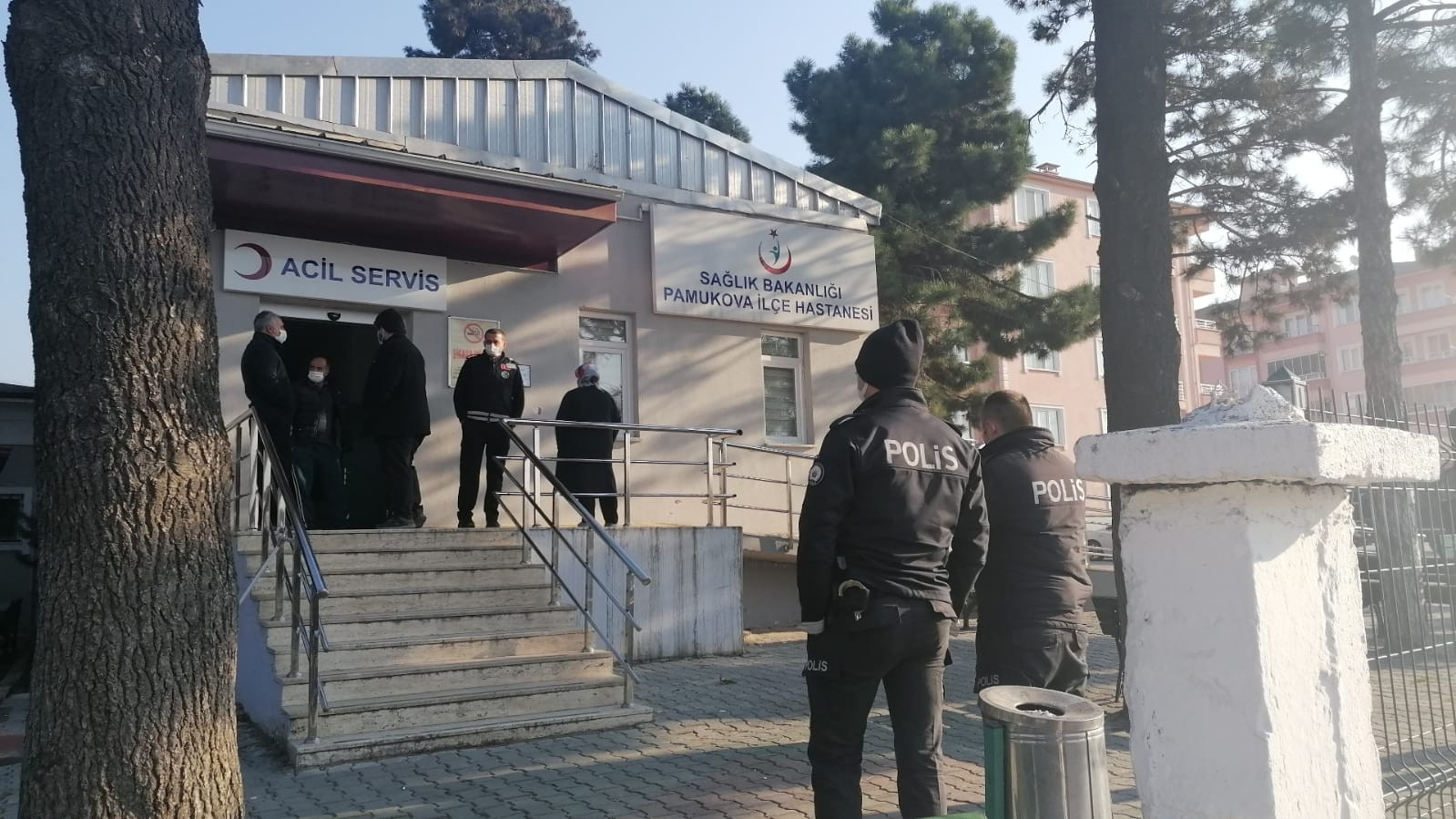 Sakarya'da kimyasal gaz paniği. Hastaneye giriş çıkışlar kapatıldı. 2'si polis 12 kişi zehirlendi - Resim : 4