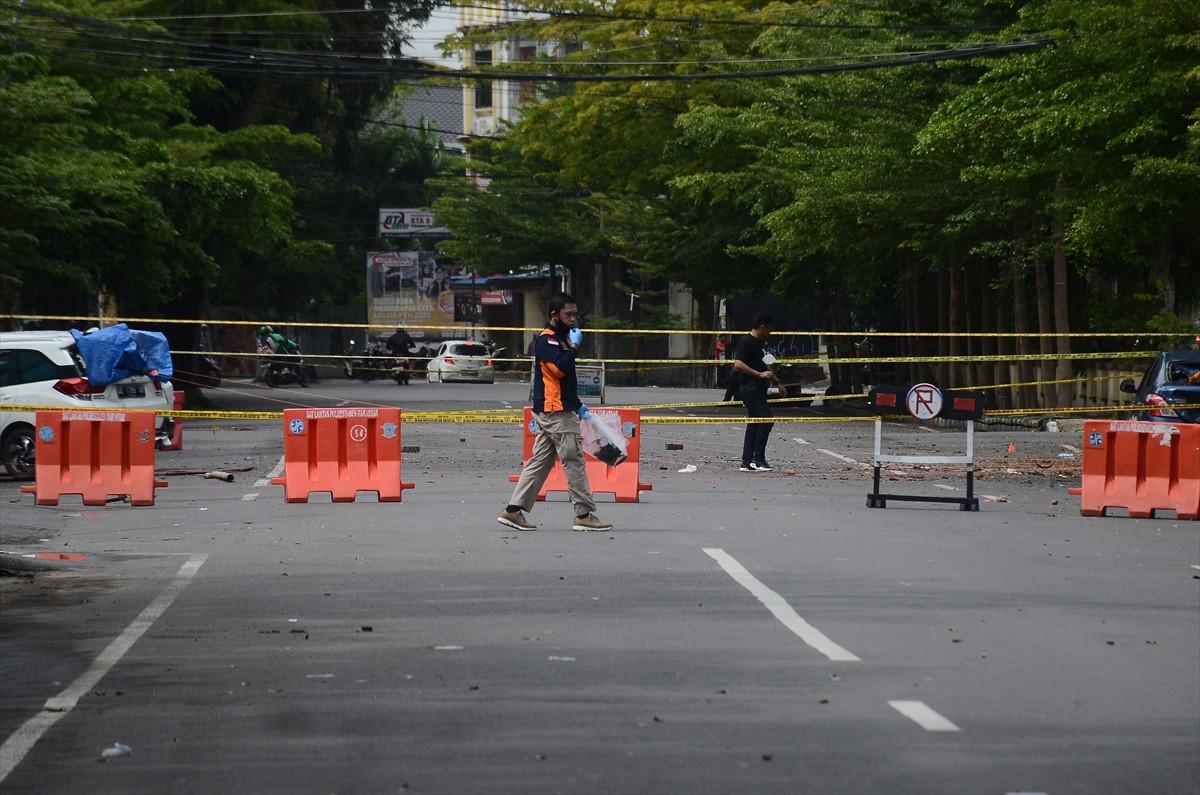 Endonezya'da kiliseye bombalı saldırı: 14 yaralı - Resim : 1