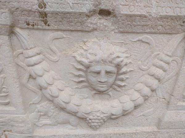 Mezarın üstündeki beddualar bile durduramadı içini açanlar şok geçirdi - Resim : 5