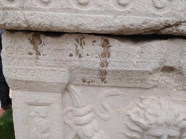 Mezarın üstündeki beddualar bile durduramadı içini açanlar şok geçirdi - Resim : 6