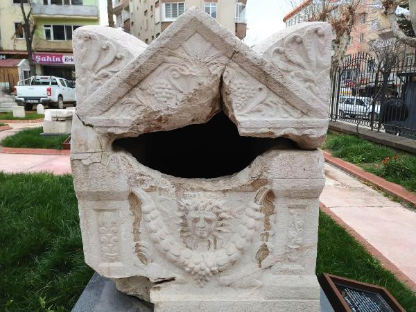 Mezarın üstündeki beddualar bile durduramadı içini açanlar şok geçirdi - Resim : 8