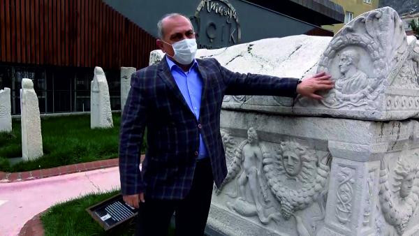 Mezarın üstündeki beddualar bile durduramadı içini açanlar şok geçirdi - Resim : 9