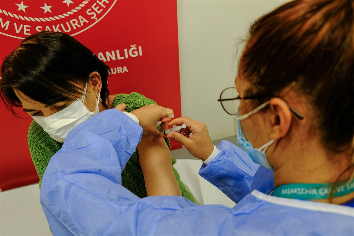 İstanbul'da 60 yaş üzeri vatandaşlar aşılanıyor - Resim : 1