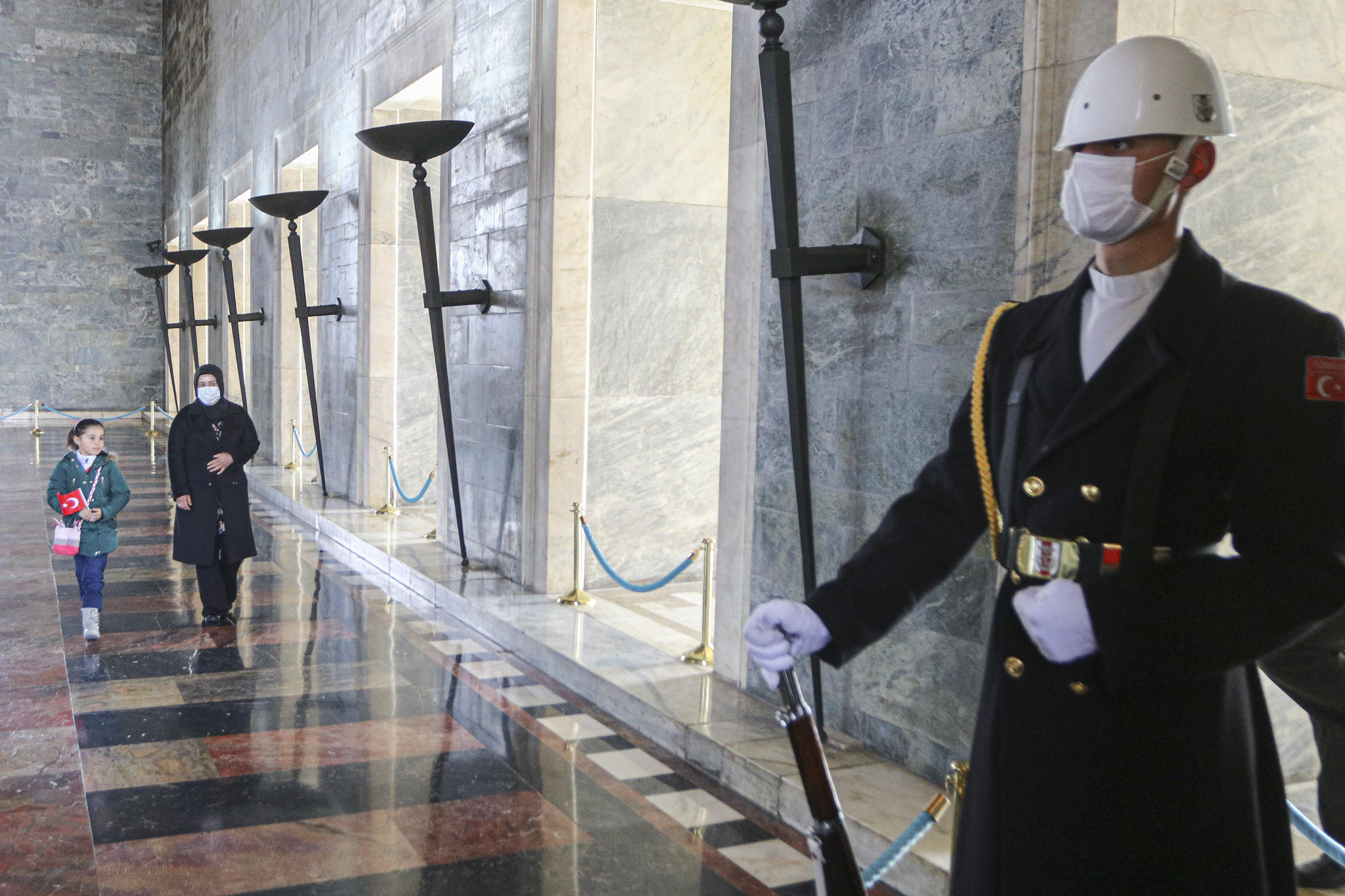 Babası kardan Anıtkabir yapmıştı küçük Hira'nın hayali gerçek oldu. Atatürk için yazdığı şiiri okudu - Resim : 6
