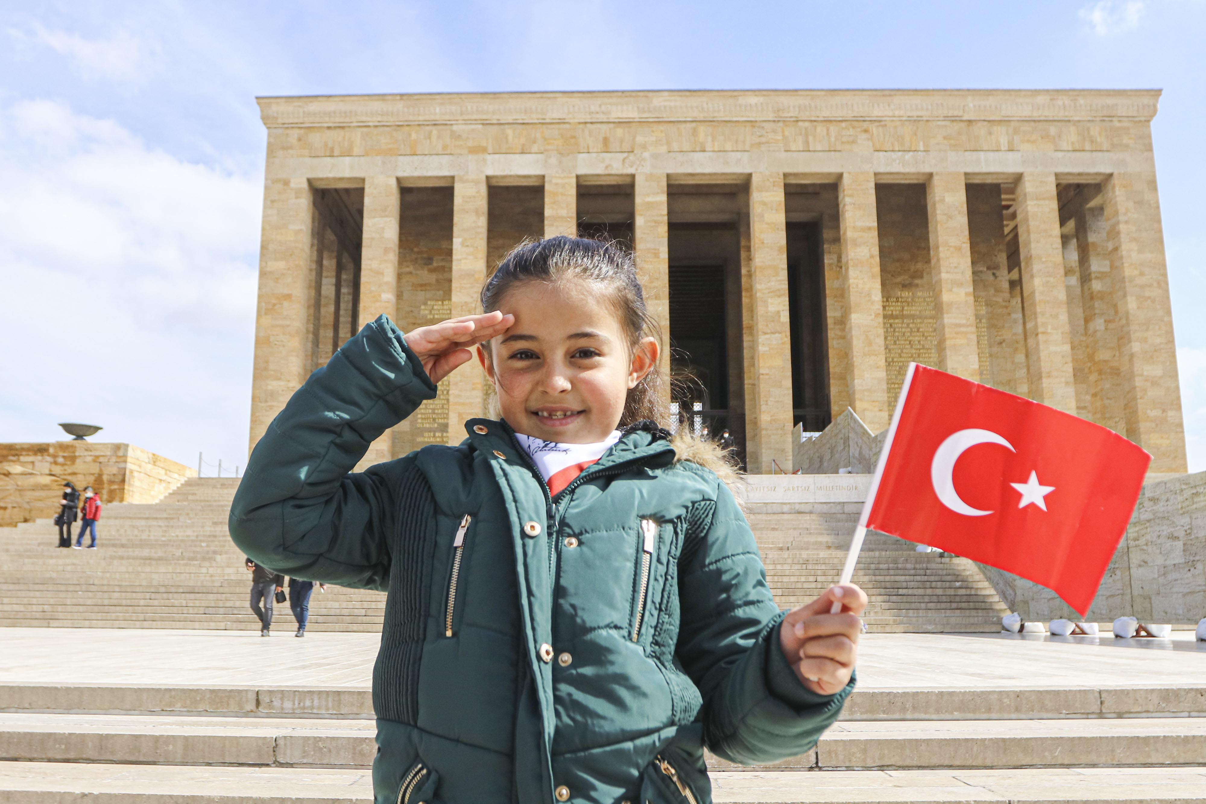 Babası kardan Anıtkabir yapmıştı küçük Hira'nın hayali gerçek oldu. Atatürk için yazdığı şiiri okudu - Resim : 2