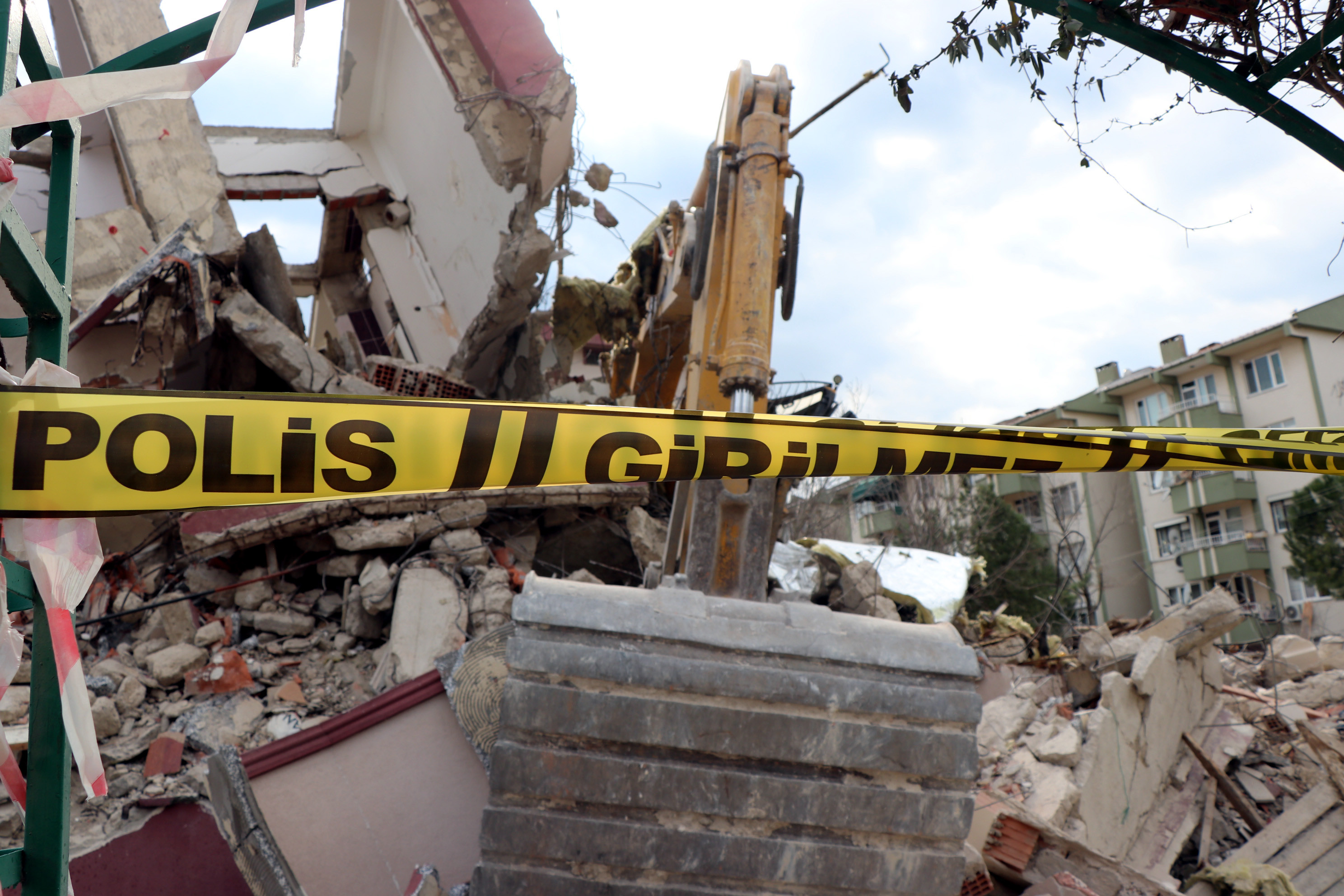 Kepçe operatörünün hayatını kabin kurtardı. Yıktığı binanın altında kaldı - Resim : 7