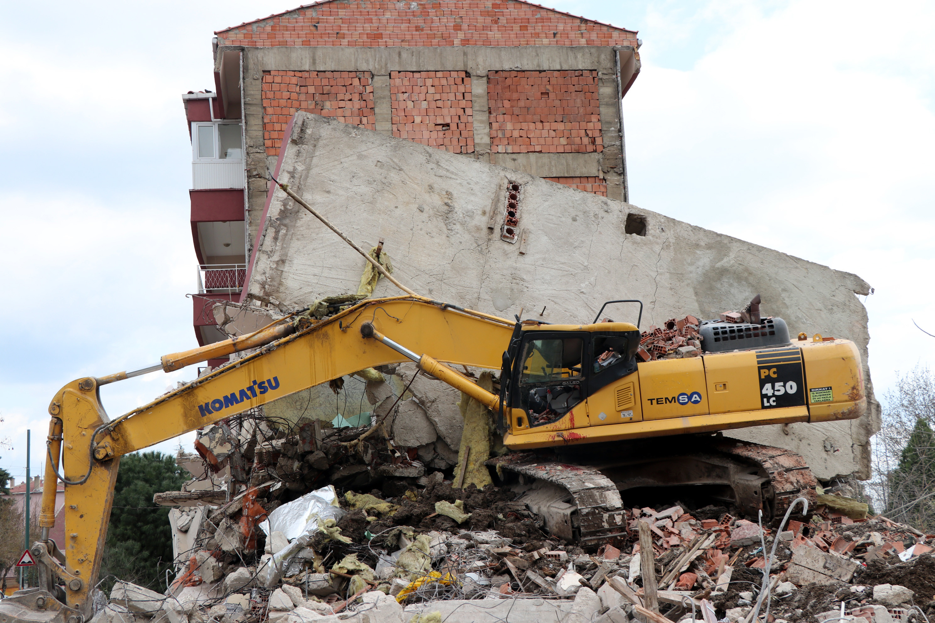 Kepçe operatörünün hayatını kabin kurtardı. Yıktığı binanın altında kaldı - Resim : 6