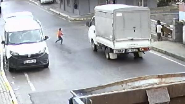 Frene bile basmadı 4 yaşındaki çocuğu ezdi. Önüne de mi bakmıyorsun be adam - Resim : 2