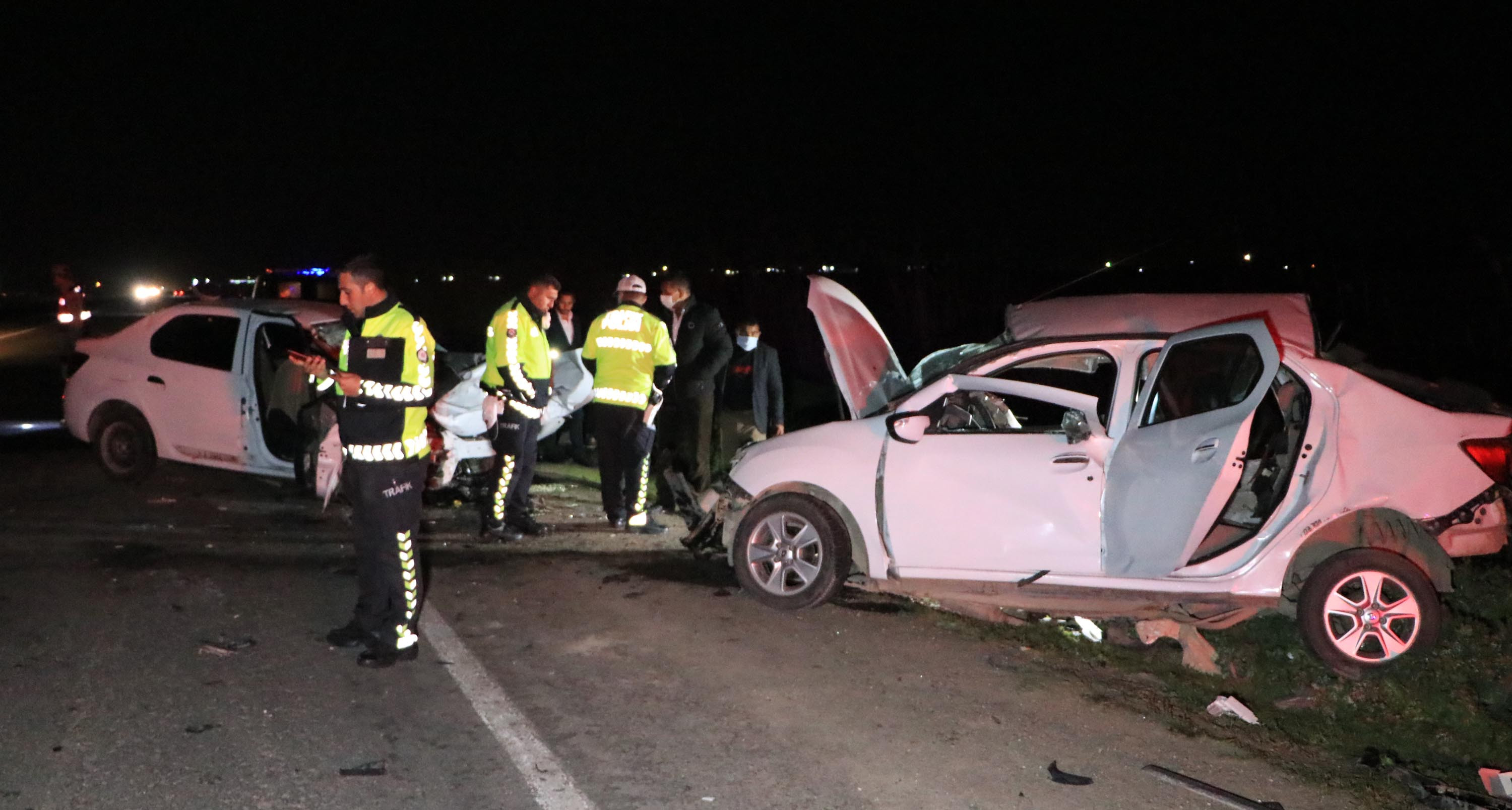 Şanlıurfa'da korkunç kaza. 2 otomobildeki 6 kişiden 5'i öldü - Resim : 5
