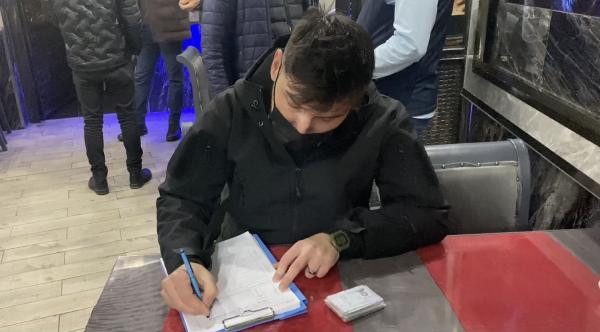 Pavyonda koronalı yemek servisi. İçeride arbede çıktı - Resim : 10