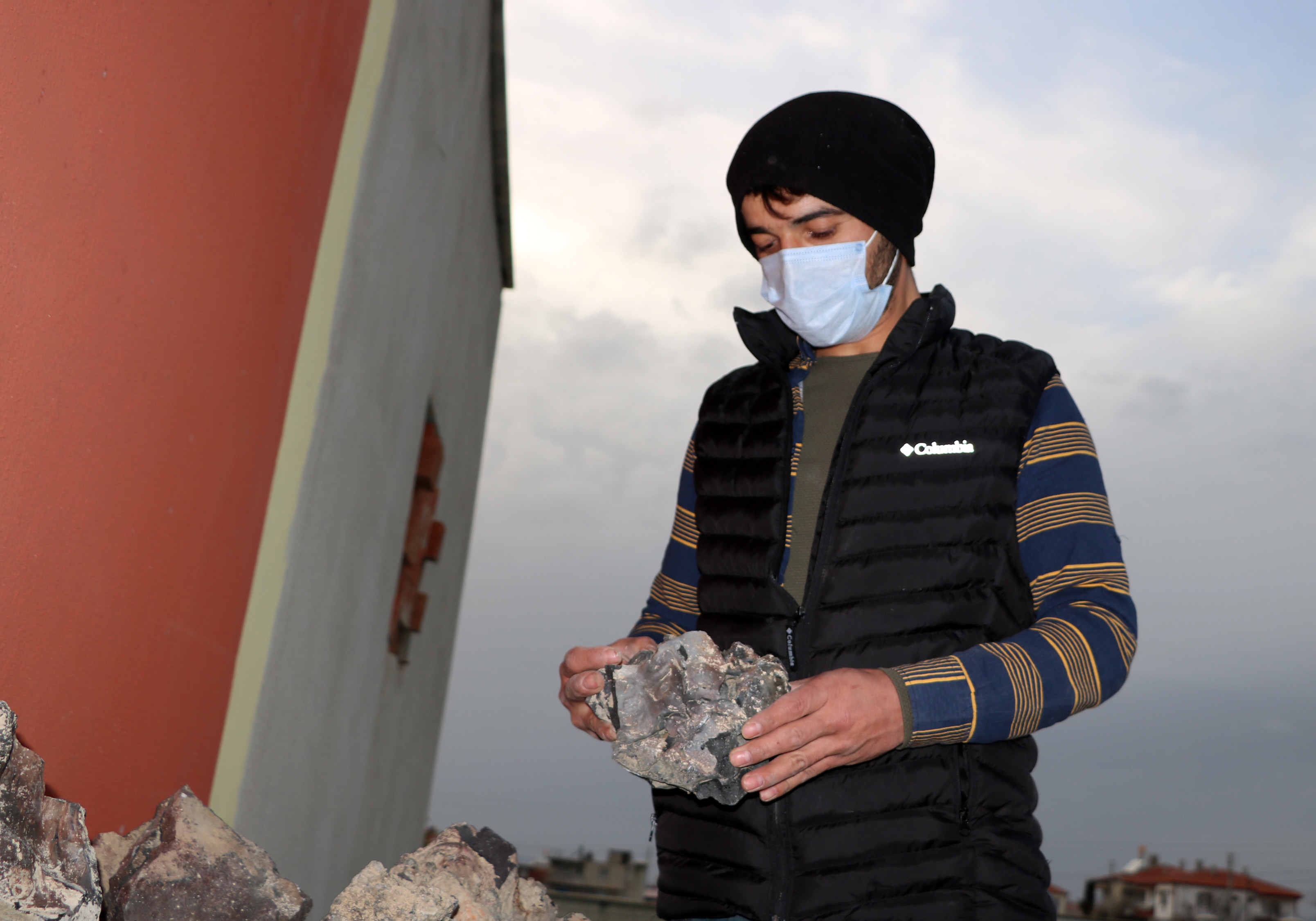 Şimdi başını taşlara vuruyor. Gramına 3 dolar verdiler satmadı - Resim : 3