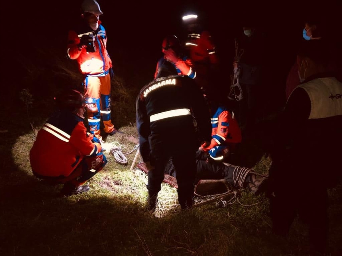 8 metre yuvarlanan mühendis kurtarıldı - Resim : 2