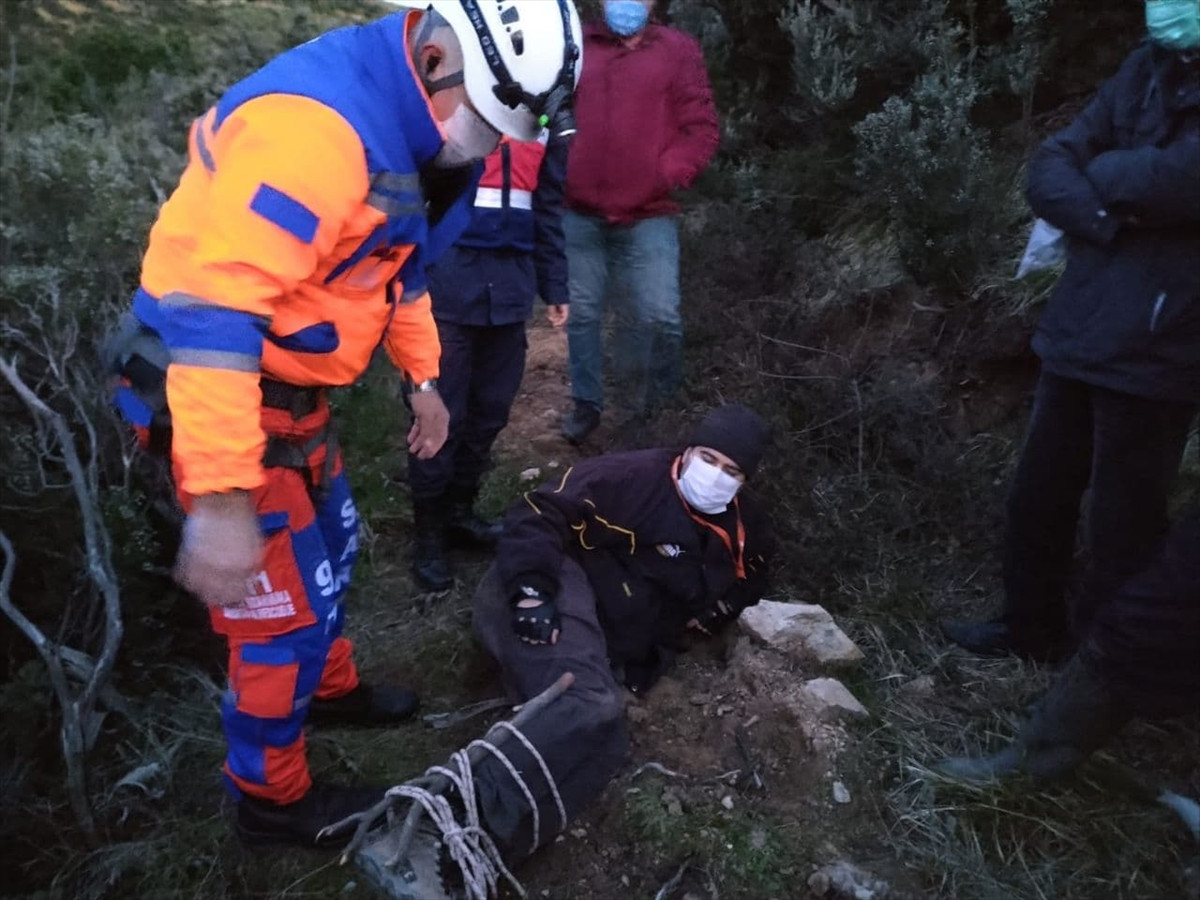 8 metre yuvarlanan mühendis kurtarıldı - Resim : 4