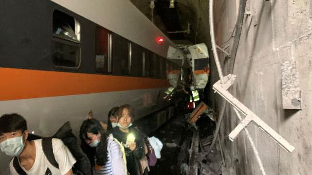 Tren raydan çıktı: 36 ölü - Resim : 2