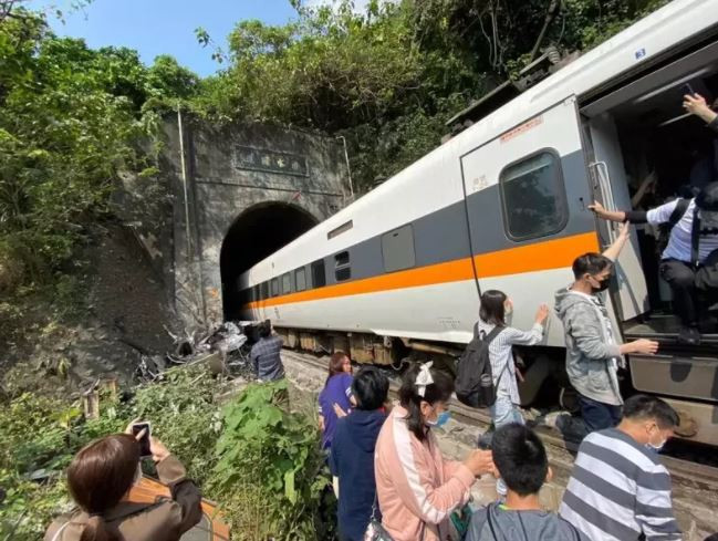 Tren raydan çıktı: 36 ölü - Resim : 7