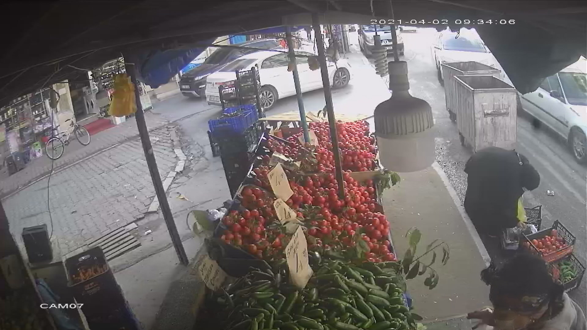 İstanbul Esenyurt'ta kadınları ölümden çöp konteyneri kurtardı. Dehşet anları kamerada - Resim : 1