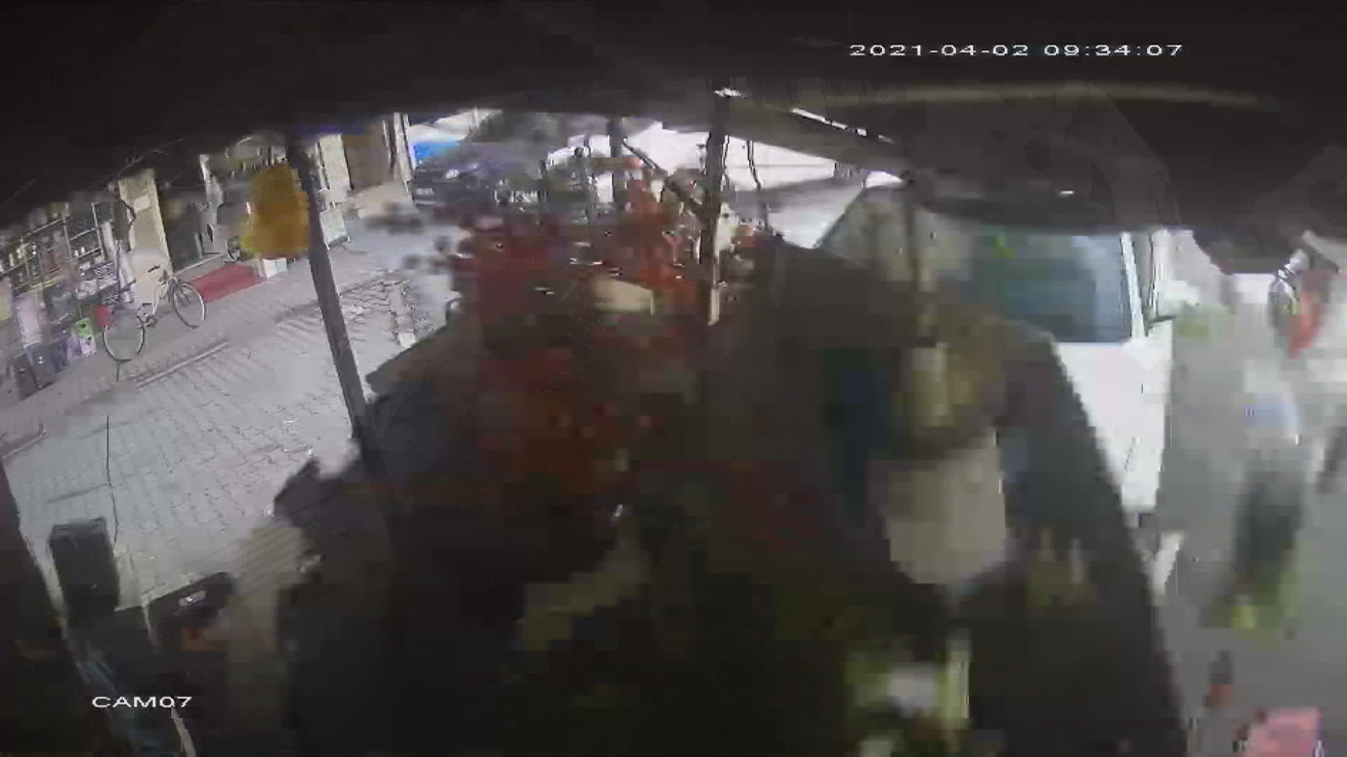 İstanbul Esenyurt'ta kadınları ölümden çöp konteyneri kurtardı. Dehşet anları kamerada - Resim : 4