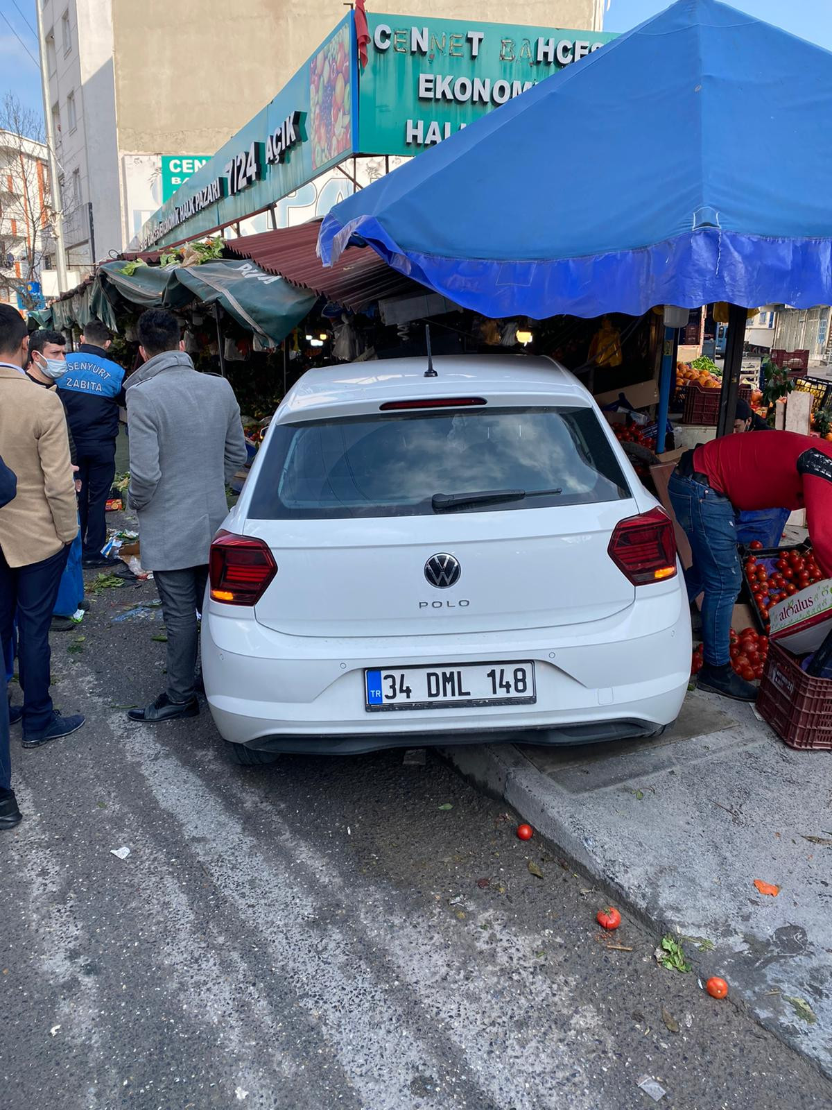 İstanbul Esenyurt'ta kadınları ölümden çöp konteyneri kurtardı. Dehşet anları kamerada - Resim : 6