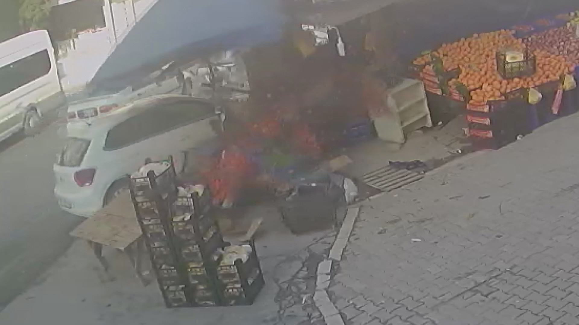 İstanbul Esenyurt'ta kadınları ölümden çöp konteyneri kurtardı. Dehşet anları kamerada - Resim : 9