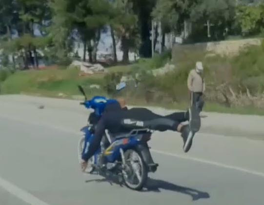 Fethiye'de yatarak tek elle motosiklet kullandı. Hem çevresini hem kendisini böyle ateşe attı - Resim : 1