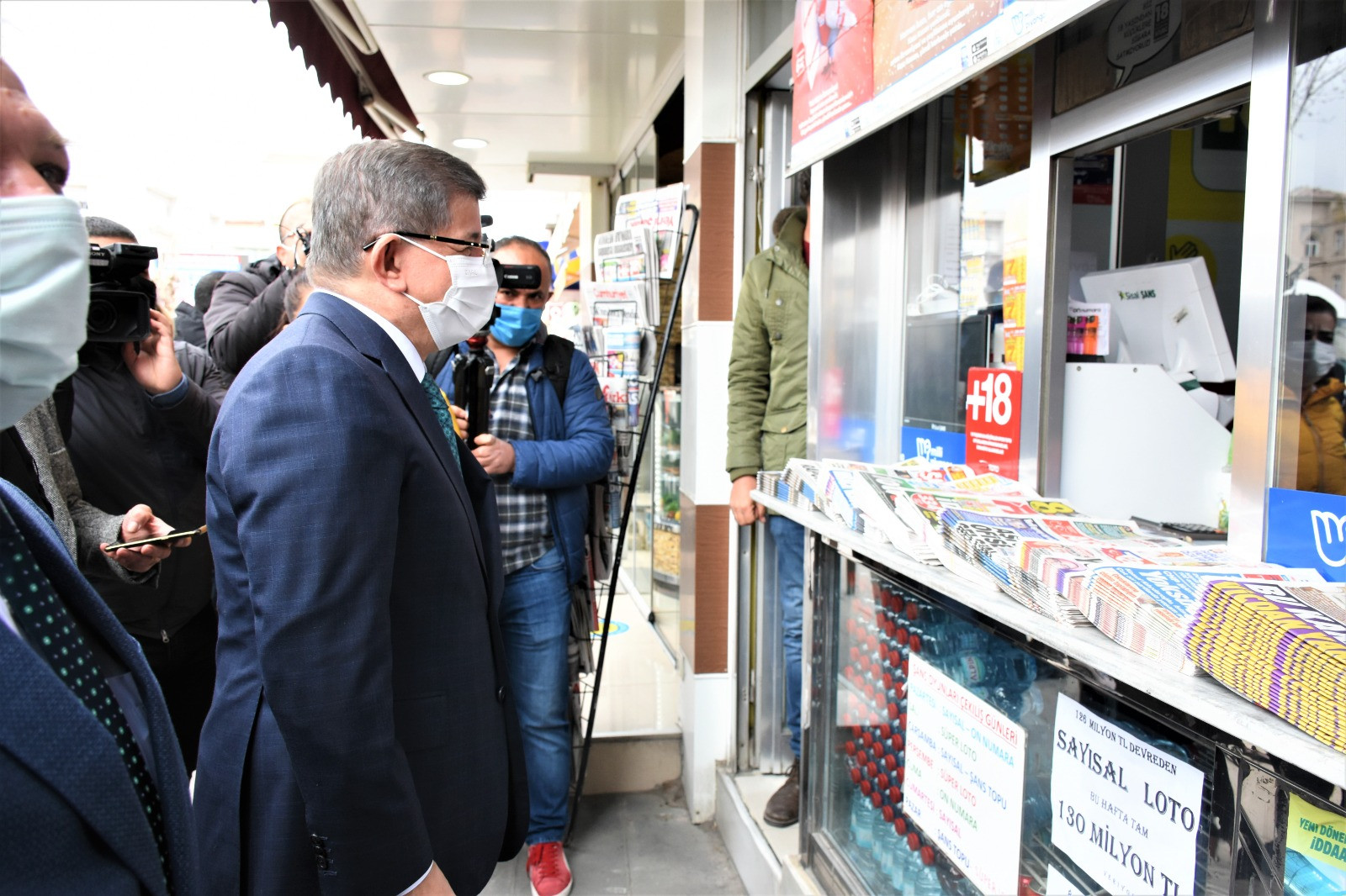 Ahmet Davutoğlu'ndan esnaf ziyareti - Resim : 1