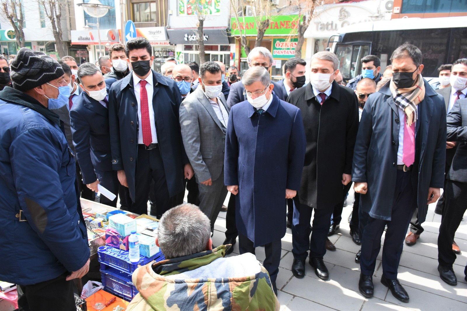 Ahmet Davutoğlu'ndan esnaf ziyareti - Resim : 3