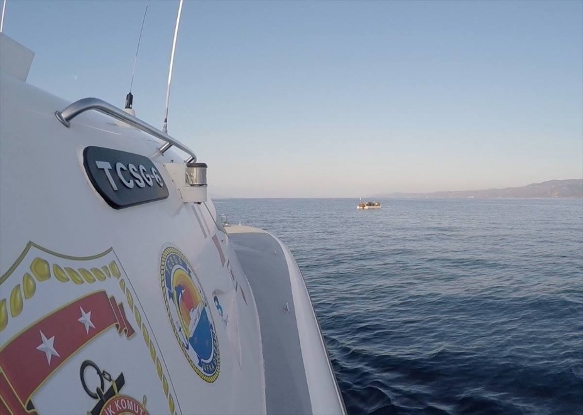 Çanakkale'de 54 kaçak göçmen kurtarıldı - Resim : 1