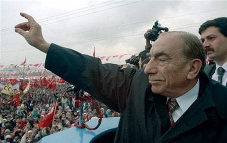 Ο Alparslan Türkeş εορτάζεται στην 24η επέτειο του θανάτου του.  Είστε όλοι Τουρκική σημαία.  Μην λεκιάζετε τη σημαία, μην την λερώσετε, μην την πέσετε στο έδαφος